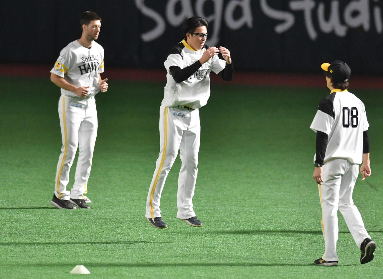 レイ（左奥）らナインとウオーミングアップを行う田中正（撮影・岩下翔太）
