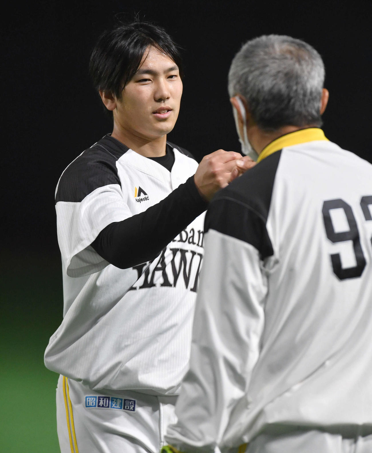 森山コーチ（右）とのキャッチボールを終え、グータッチを交わす石川（撮影・岩下翔太）