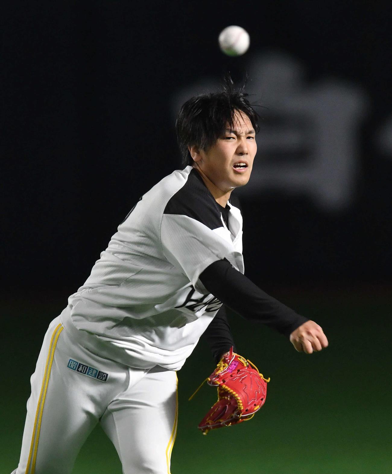キャッチボールを行う石川（撮影・岩下翔太）