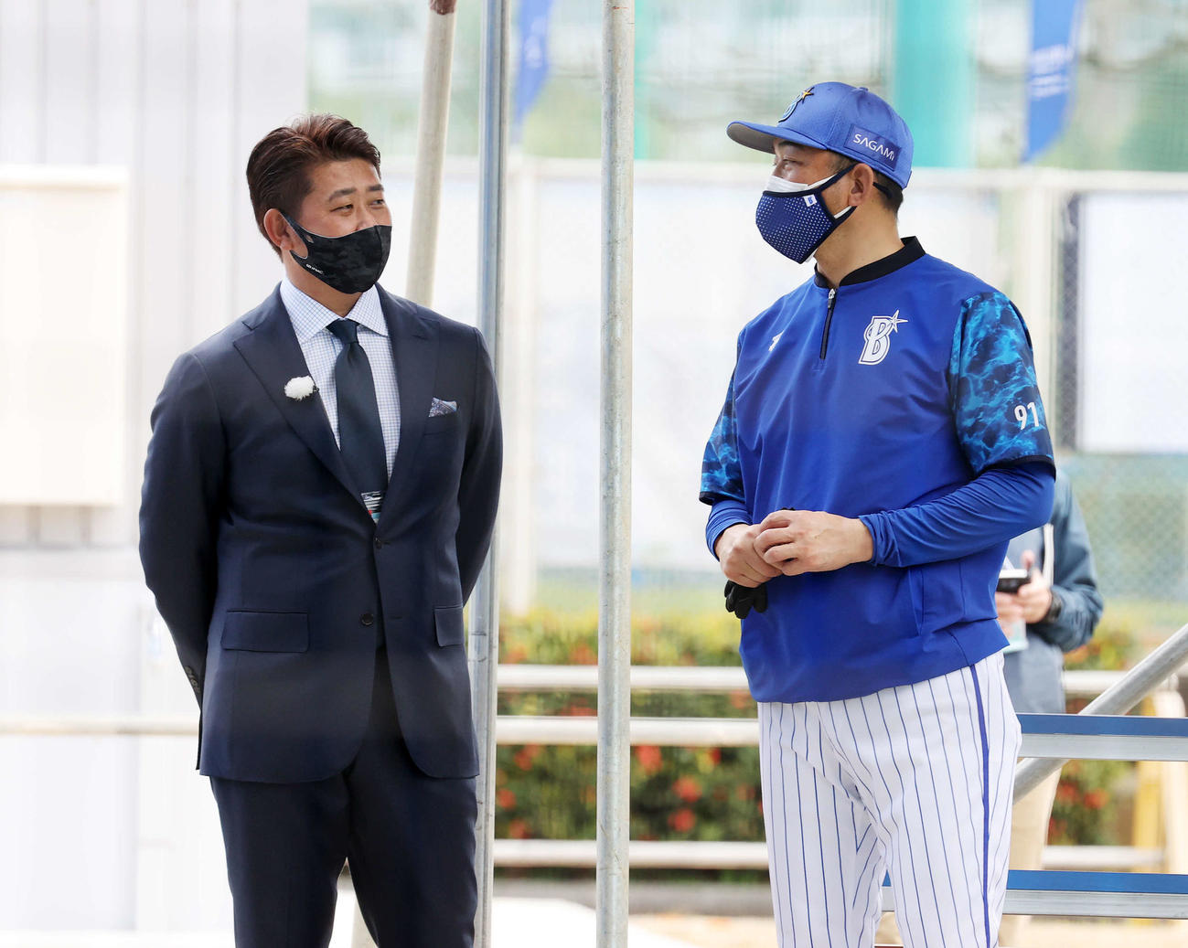 DeNA斎藤コーチ（右）と話す松坂氏（2022年2月11日撮影）