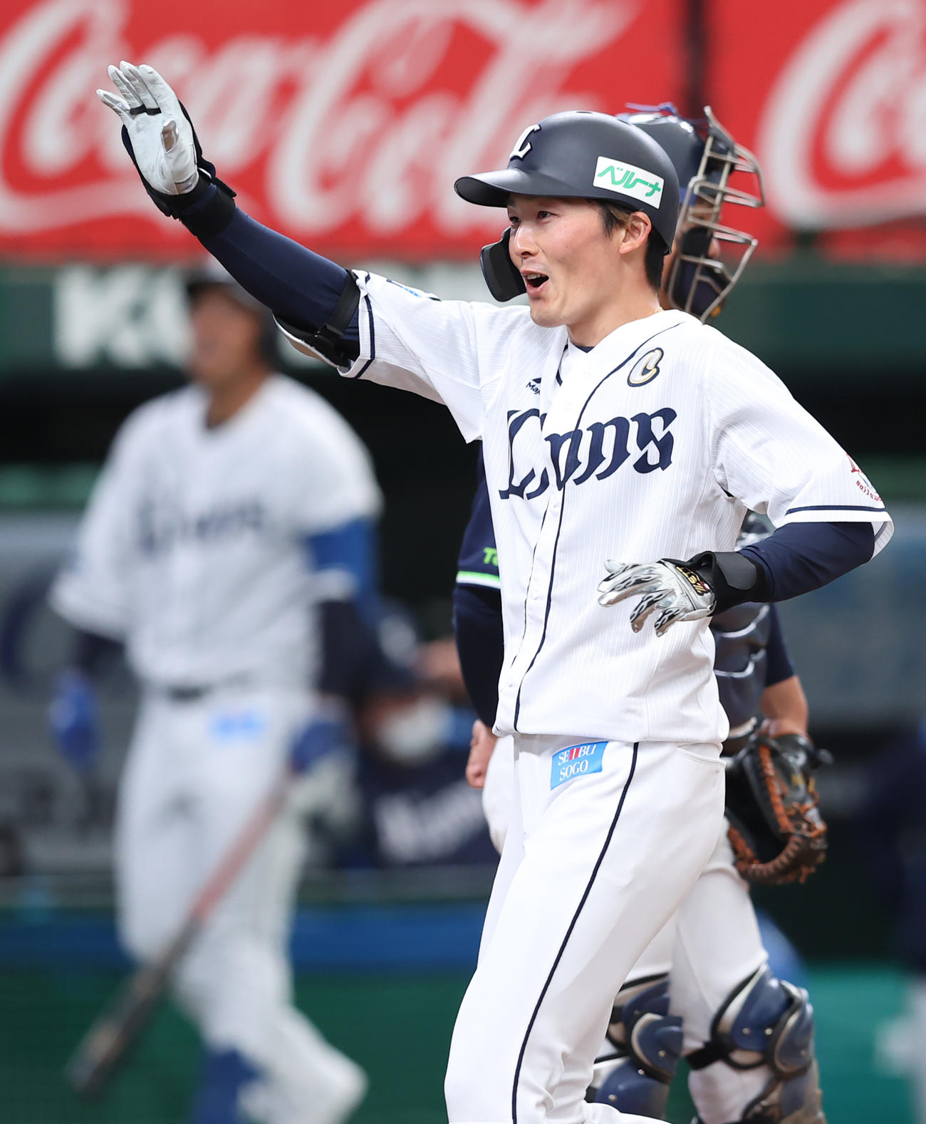 西武対ヤクルト　4回裏西武2死一、三塁、先制の右越え3点本塁打を放ち笑顔で生還する源田（撮影・河野匠）