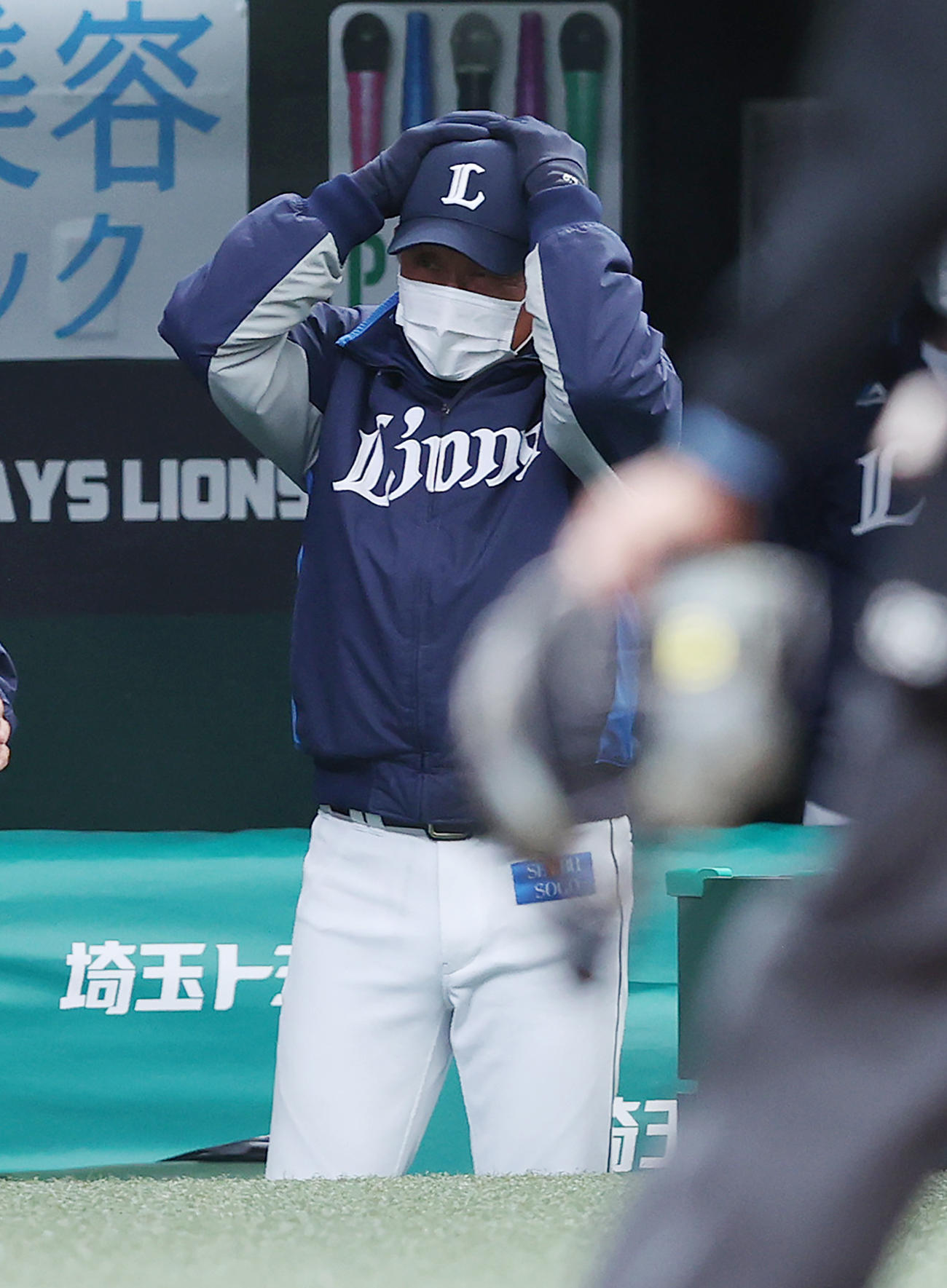 西武対ヤクルト　4回裏西武2死一、三塁、源田（左）が先制の右越え3点本塁打を放ち、ベンチで頭を抱える辻監督（撮影・河野匠）