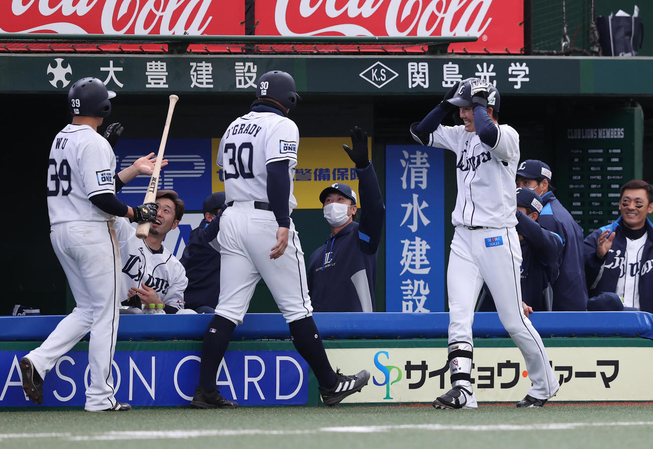 西武対ヤクルト　4回裏西武2死一、三塁、先制の右越え3点本塁打を放ち頭を抱える源田（右手前）（撮影・河野匠）