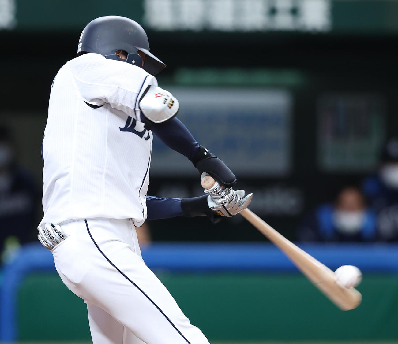 西武対ヤクルト　4回裏西武2死一、三塁、先制の右越え3点本塁打を放つ源田（撮影・河野匠）