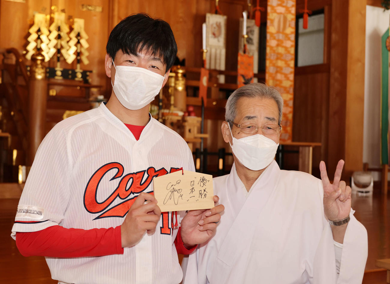 絵馬を手にする広島大瀬良選手会長（左）（撮影・加藤孝規）