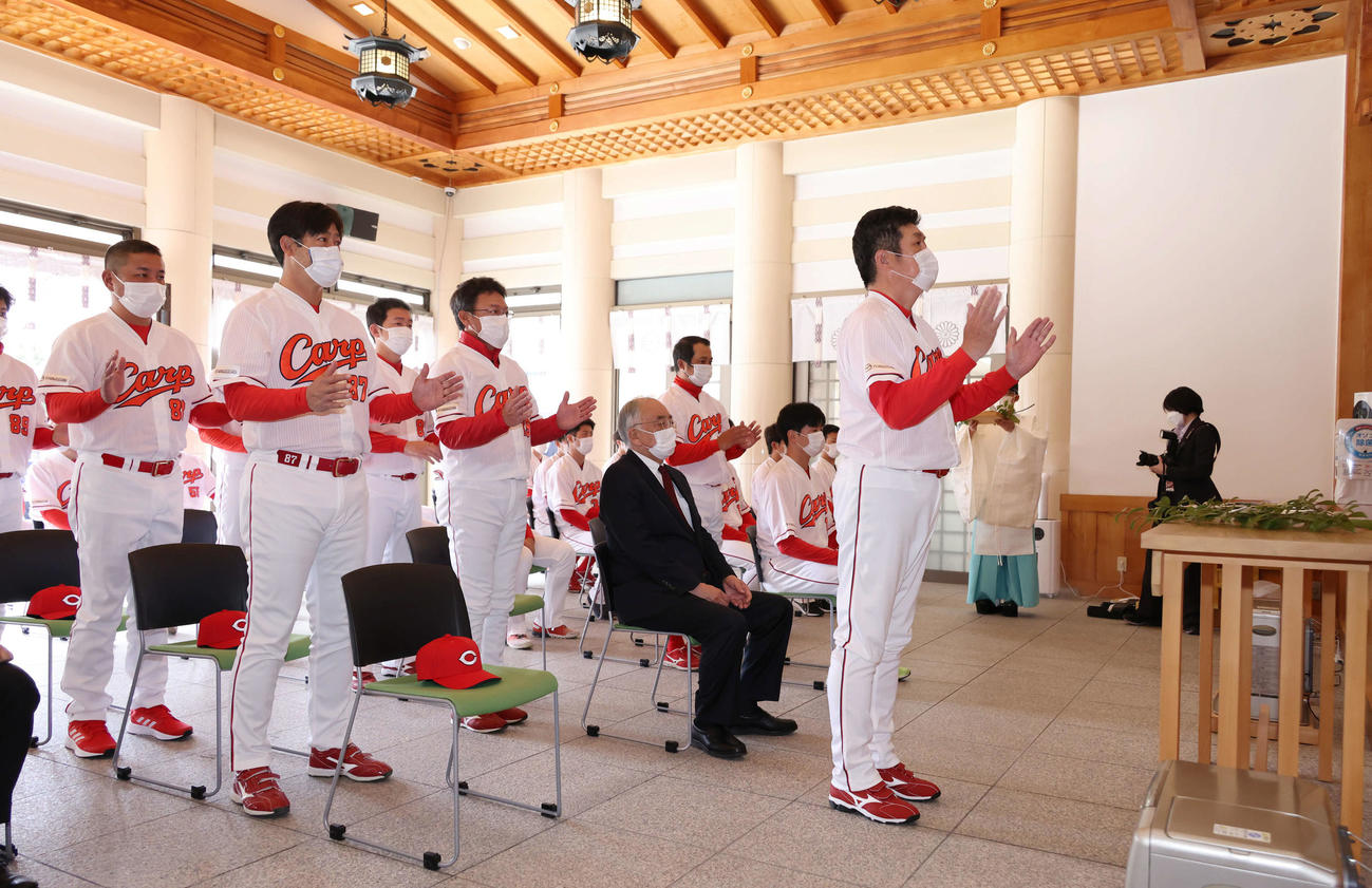 必勝祈願する広島佐々岡監督（右）、松田オーナー（中央）、大瀬良選手会長ら（撮影・加藤孝規）