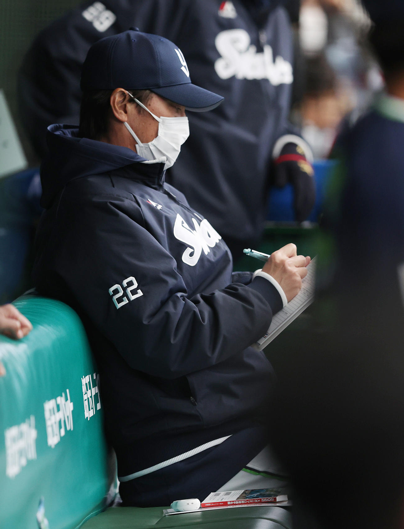 西武対ヤクルト　7回裏を前にメモを取るヤクルト高津監督（撮影・河野匠）