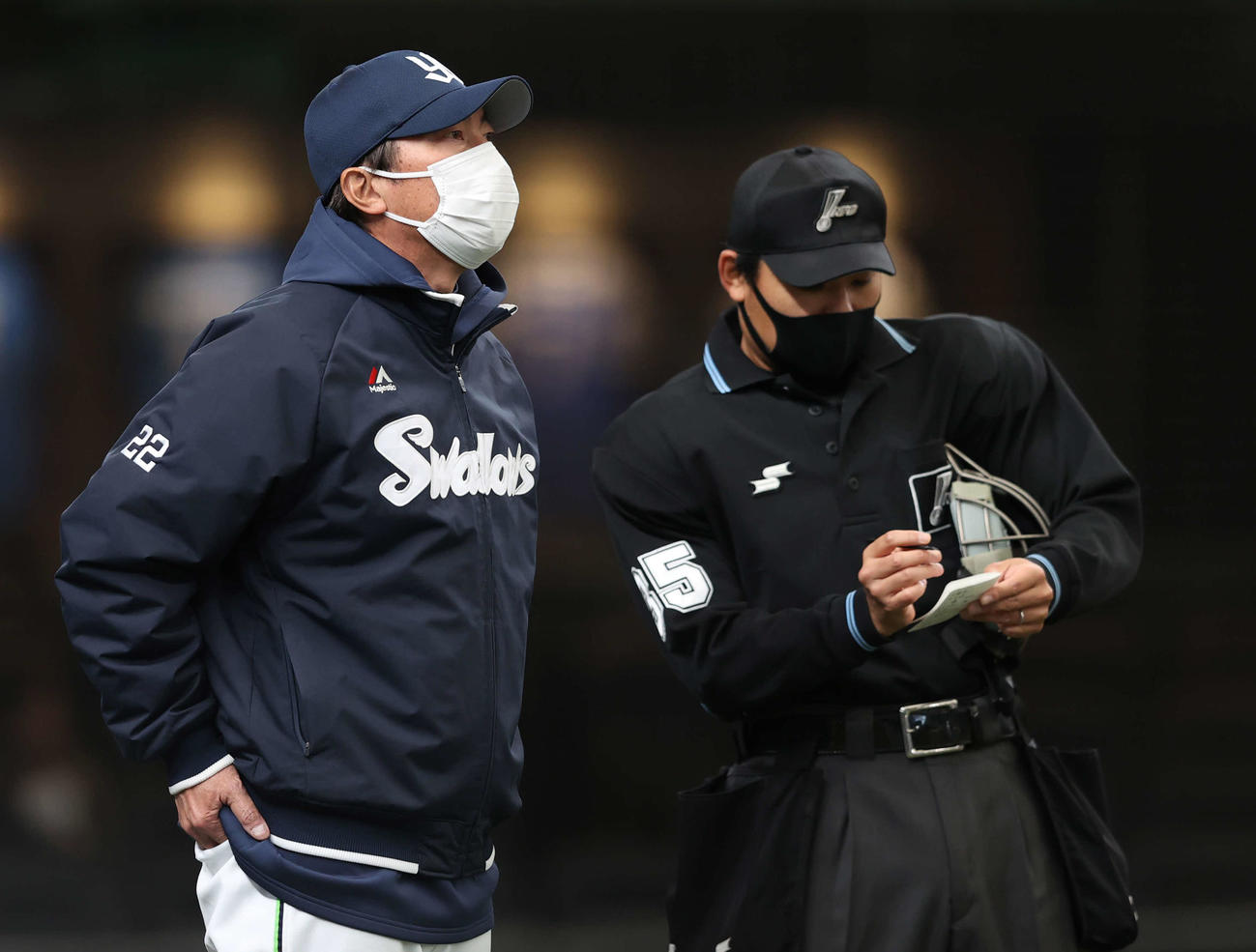 西武対ヤクルト　8回裏を前に選手交代を告げるヤクルト高津監督（撮影・河野匠）