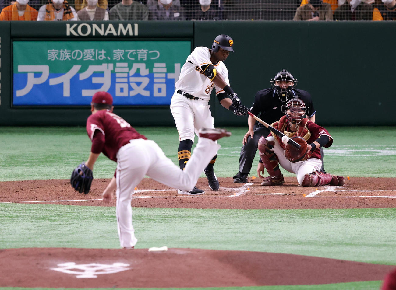 巨人対楽天　1回裏巨人2死、ポランコは中前打を放つ。投手田中将（撮影・浅見桂子）