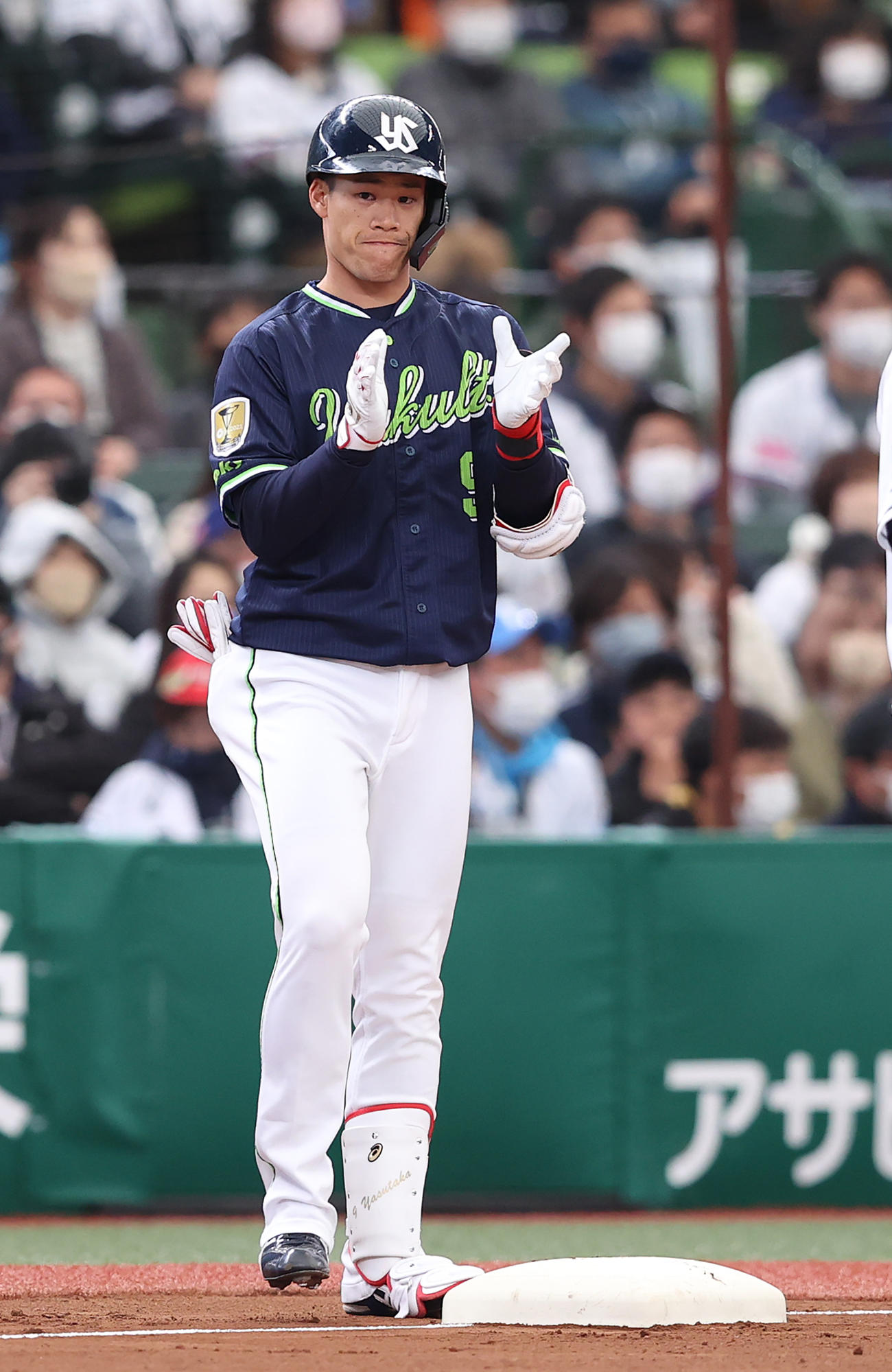 西武対ヤクルト　3回表ヤクルト2死、中越え三塁打を放ち手をたたく塩見（撮影・河野匠）