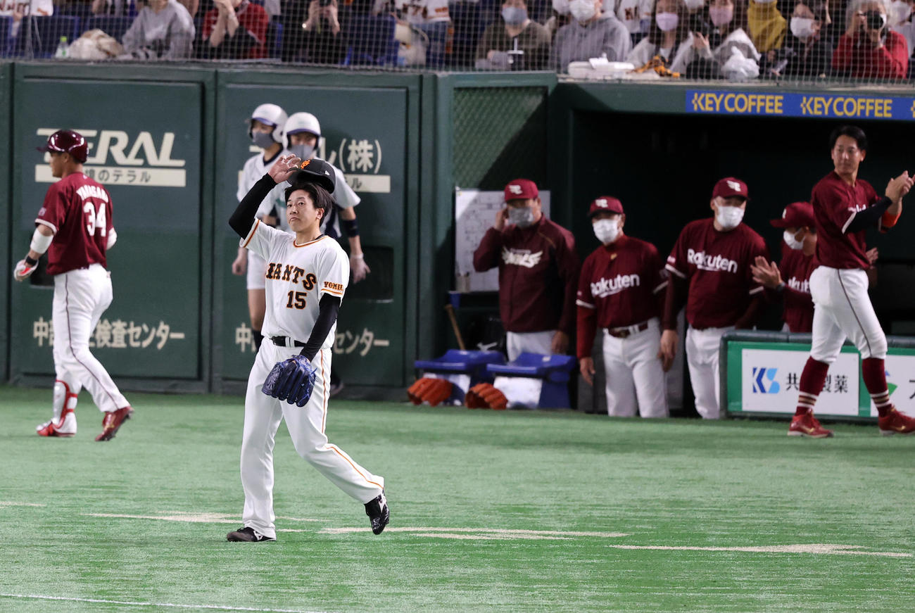 巨人対楽天　9回表楽天1死二塁、田中和に右越え適時三塁打を許し、悔しそうに汗をぬぐう大勢（撮影・浅見桂子）