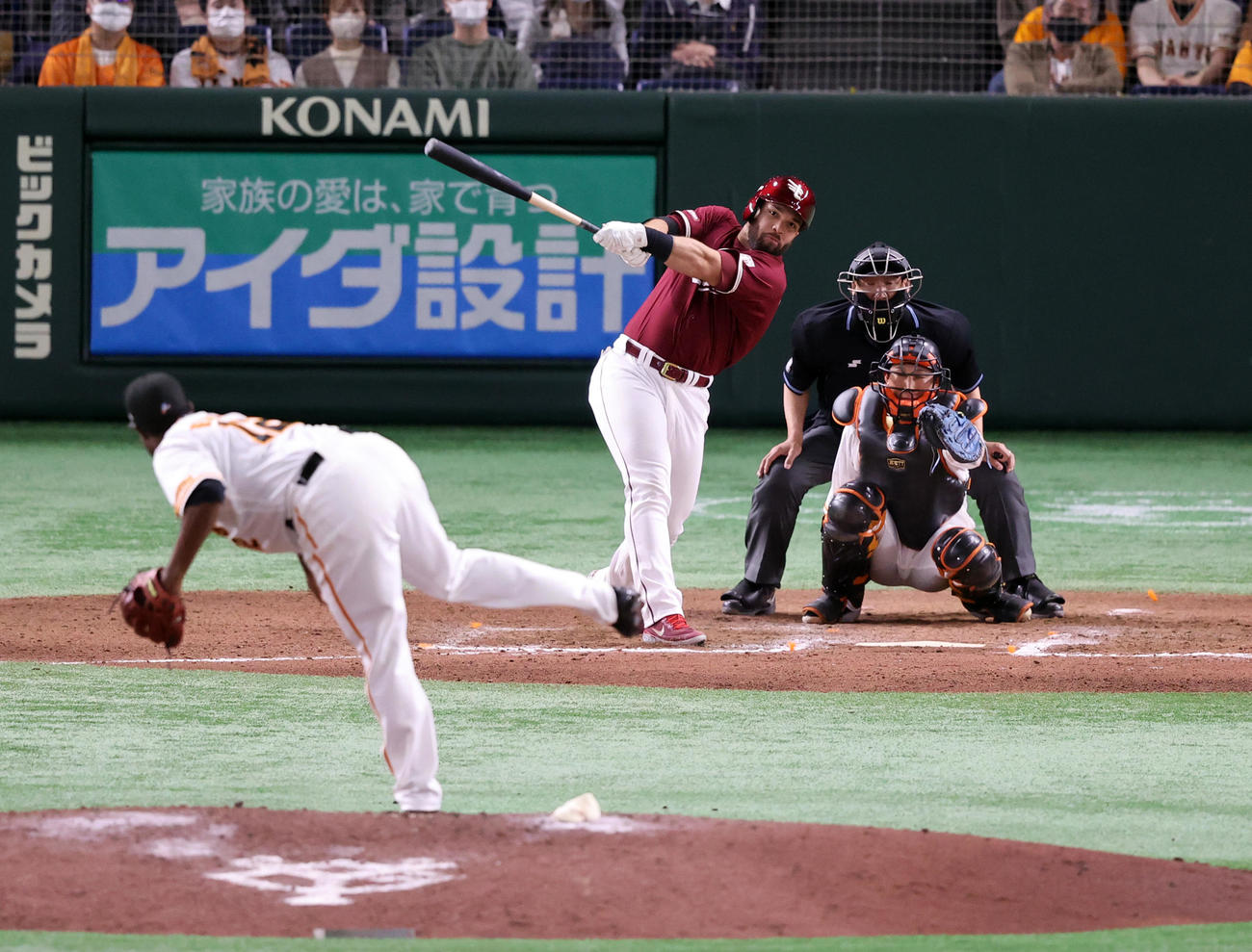 巨人対楽天　8回表楽天2死、マルモレホスは右中間にソロ本塁打を放つ。投手デラロサ（撮影・浅見桂子）