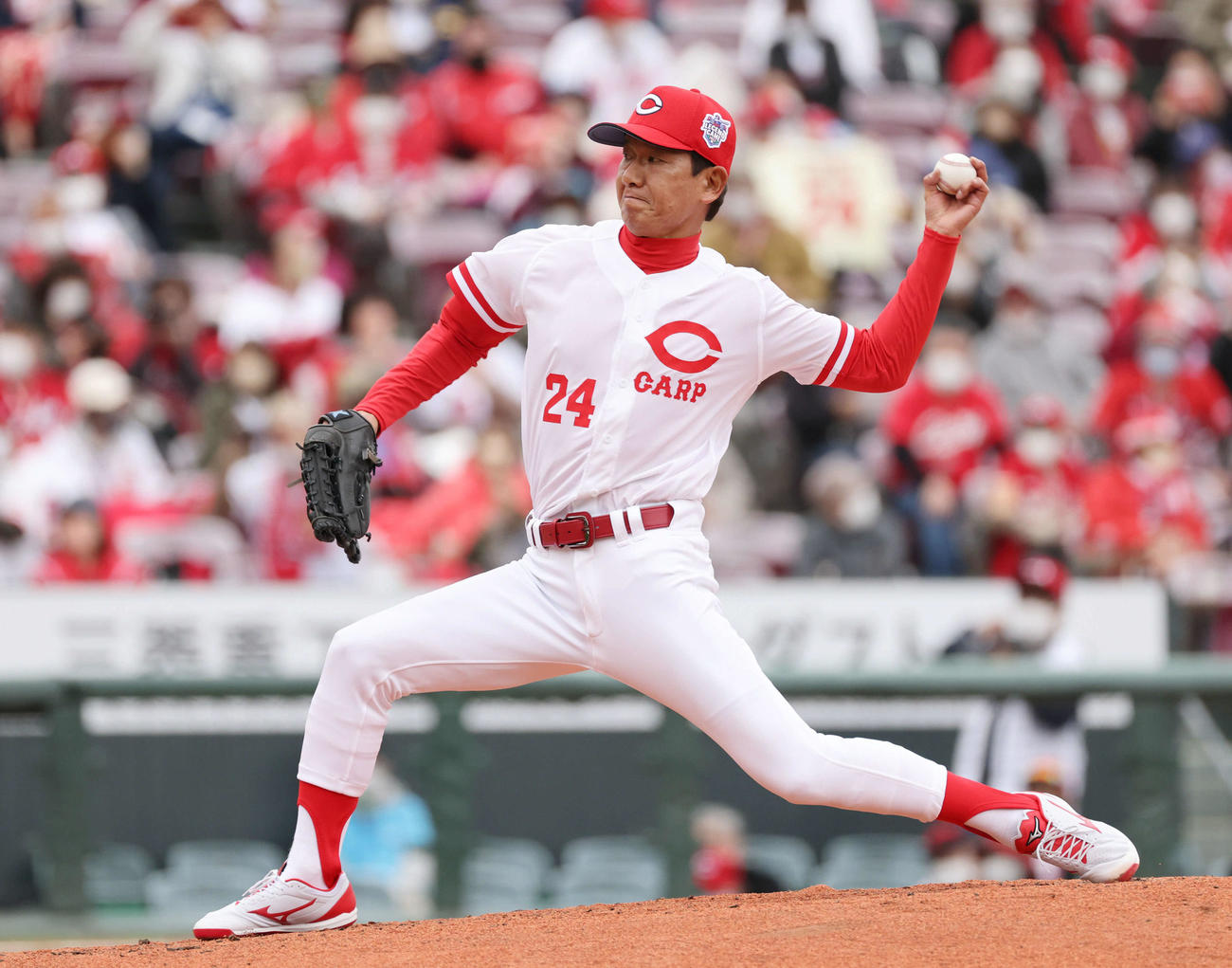 レジェンド対決で前田智徳氏は中飛。大野豊氏に負けた（撮影・加藤孝規）