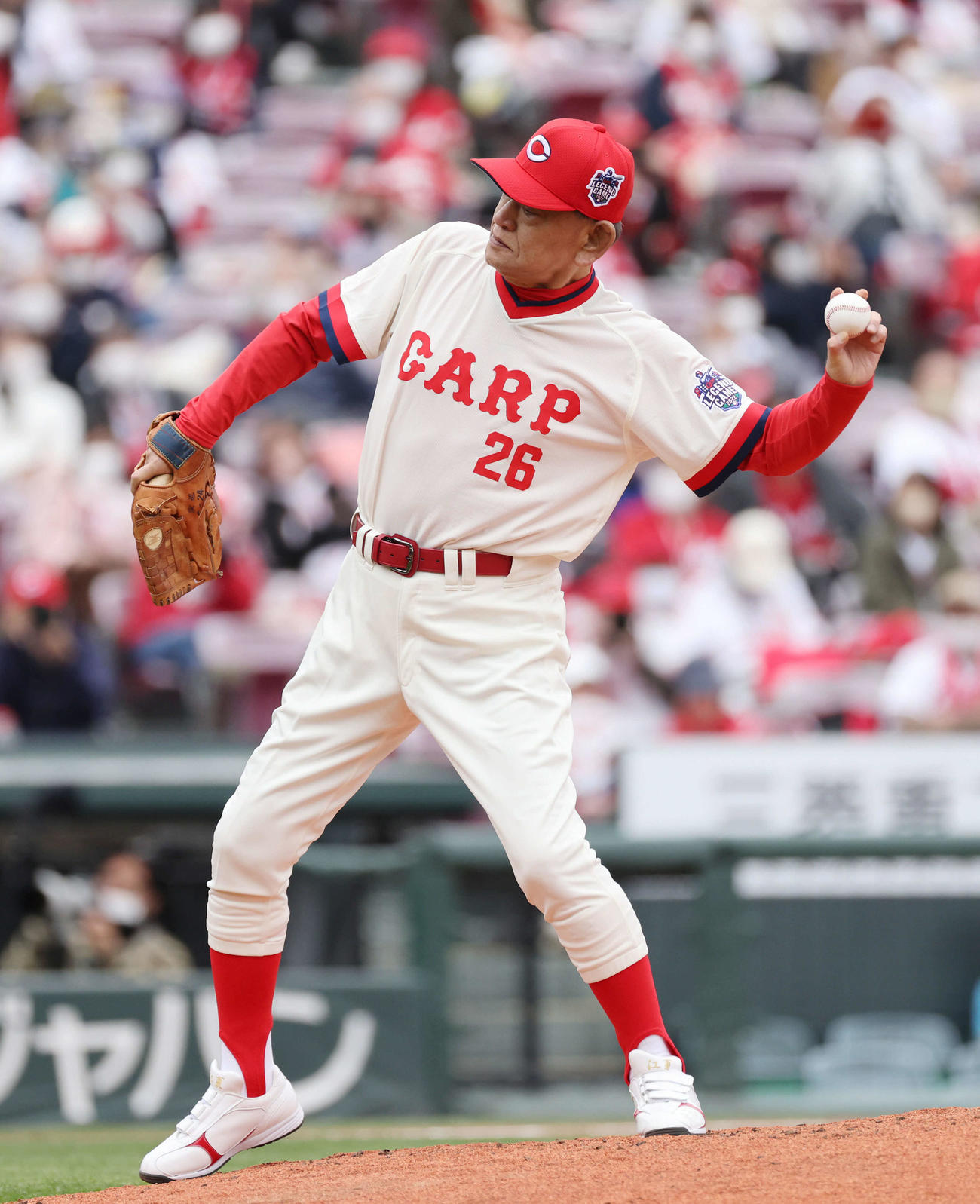 レジェンド対決で山本浩二氏は内野ゴロ。江夏豊氏に負けた（撮影・加藤孝規）