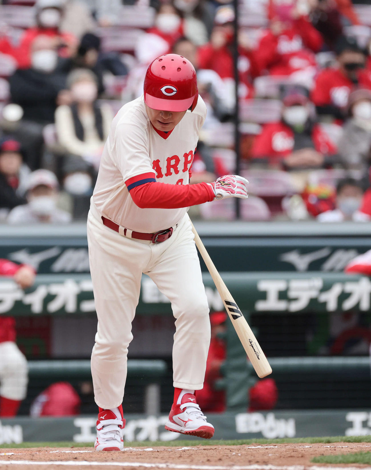 レジェンド対決で山本浩二氏は内野ゴロ。江夏豊氏に負けた（撮影・加藤孝規）