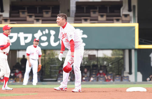 1回表チームヒロシマ1死二、三塁、新井貴浩氏は隠し球でアウト（撮影・加藤孝規）