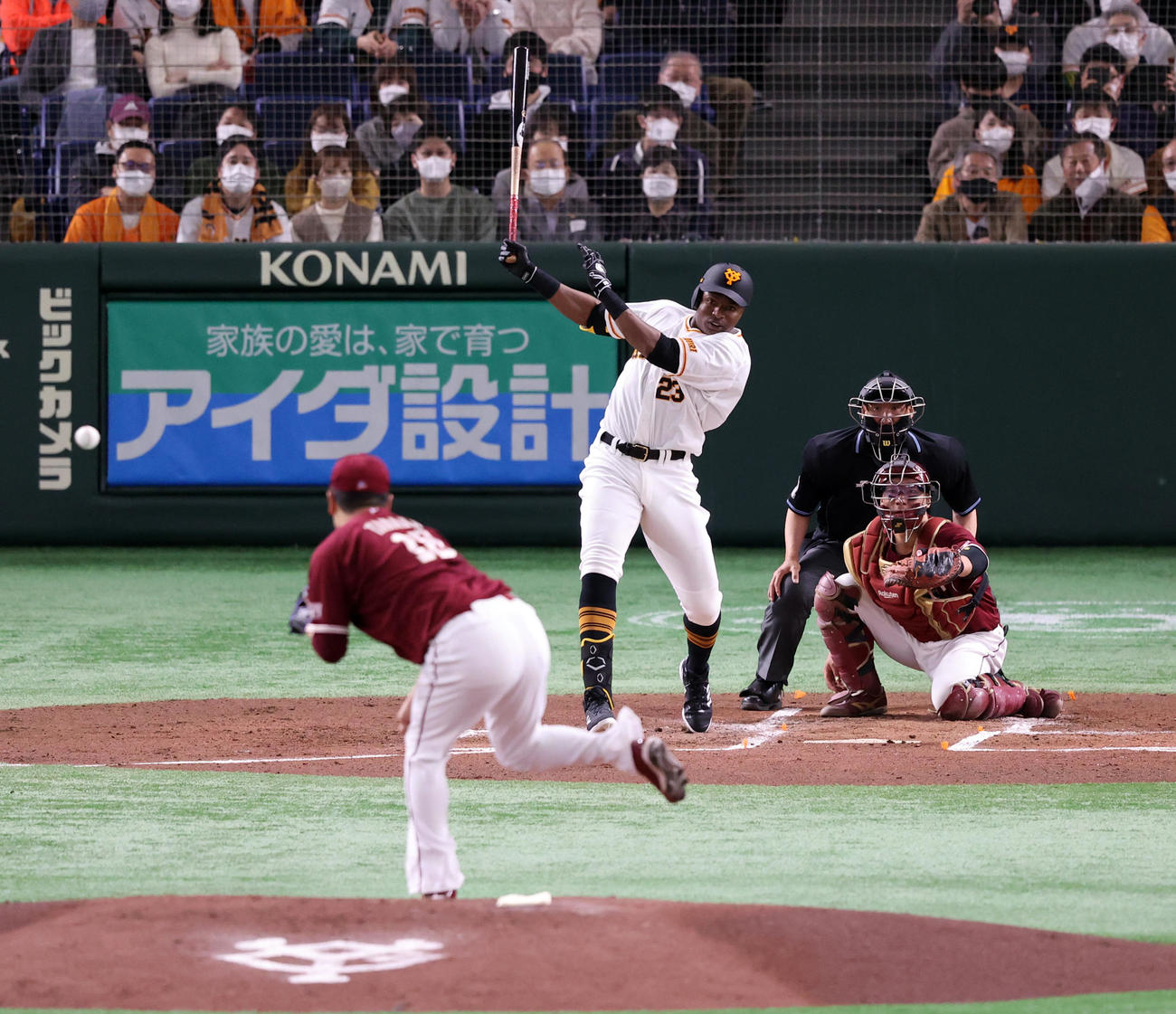 巨人対楽天　1回裏巨人2死、ポランコは中前打を放つ。投手田中将（撮影・浅見桂子）