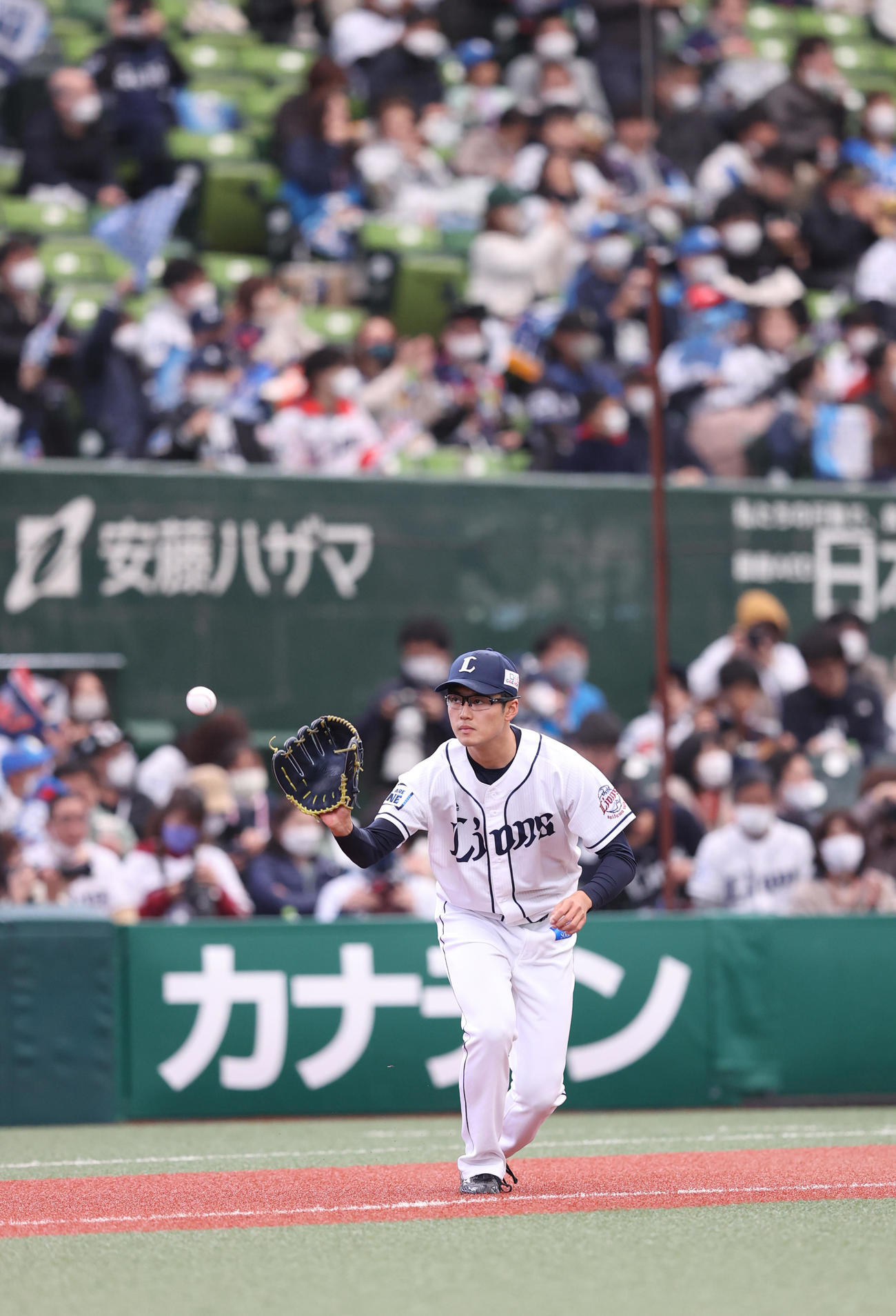 西武対ヤクルト　1回表、球を受け取り、マウンドに向かう西武先発の佐藤（撮影・河野匠）