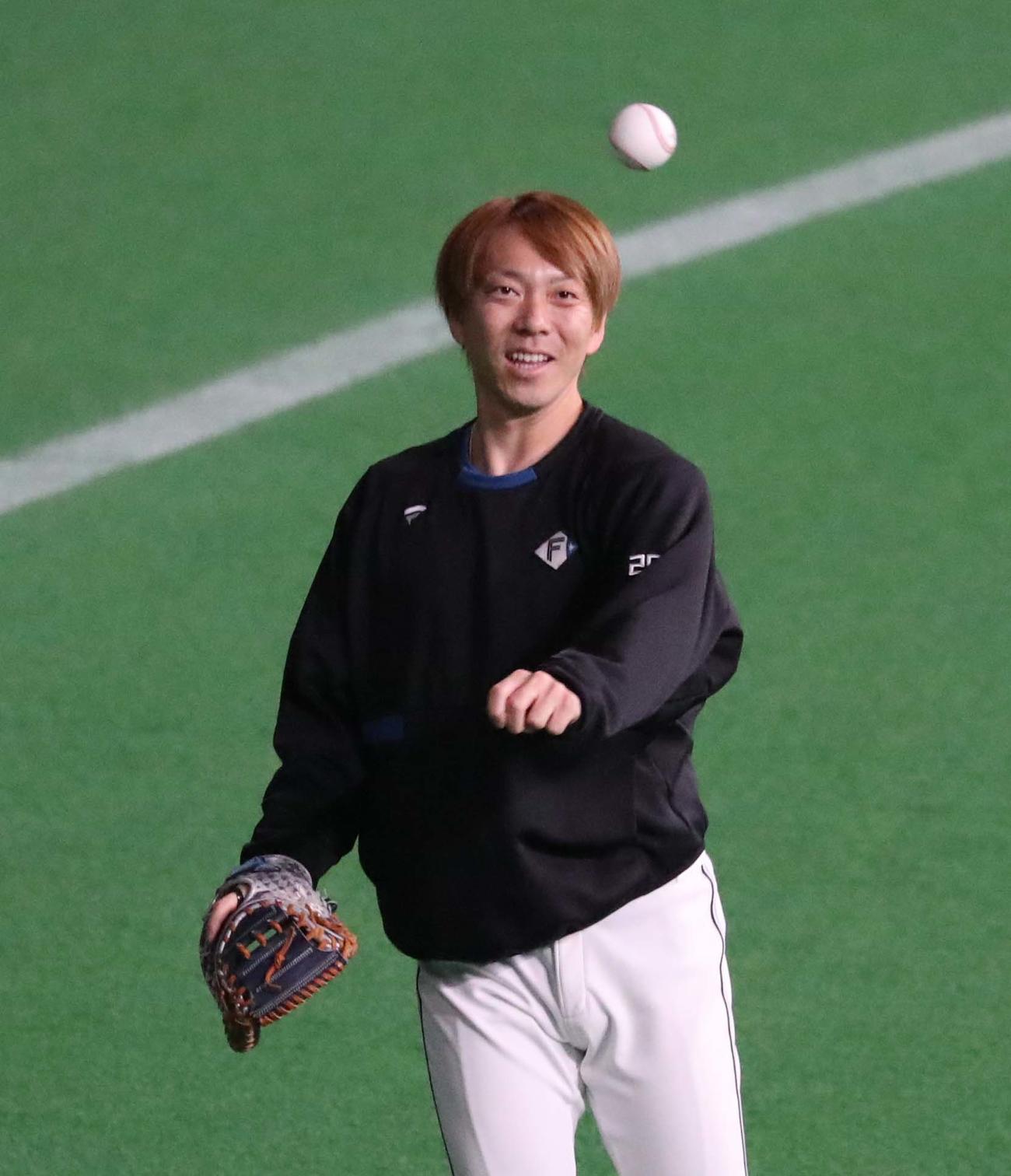 笑顔でキャッチボールする日本ハム宮西（撮影・黒川智章）