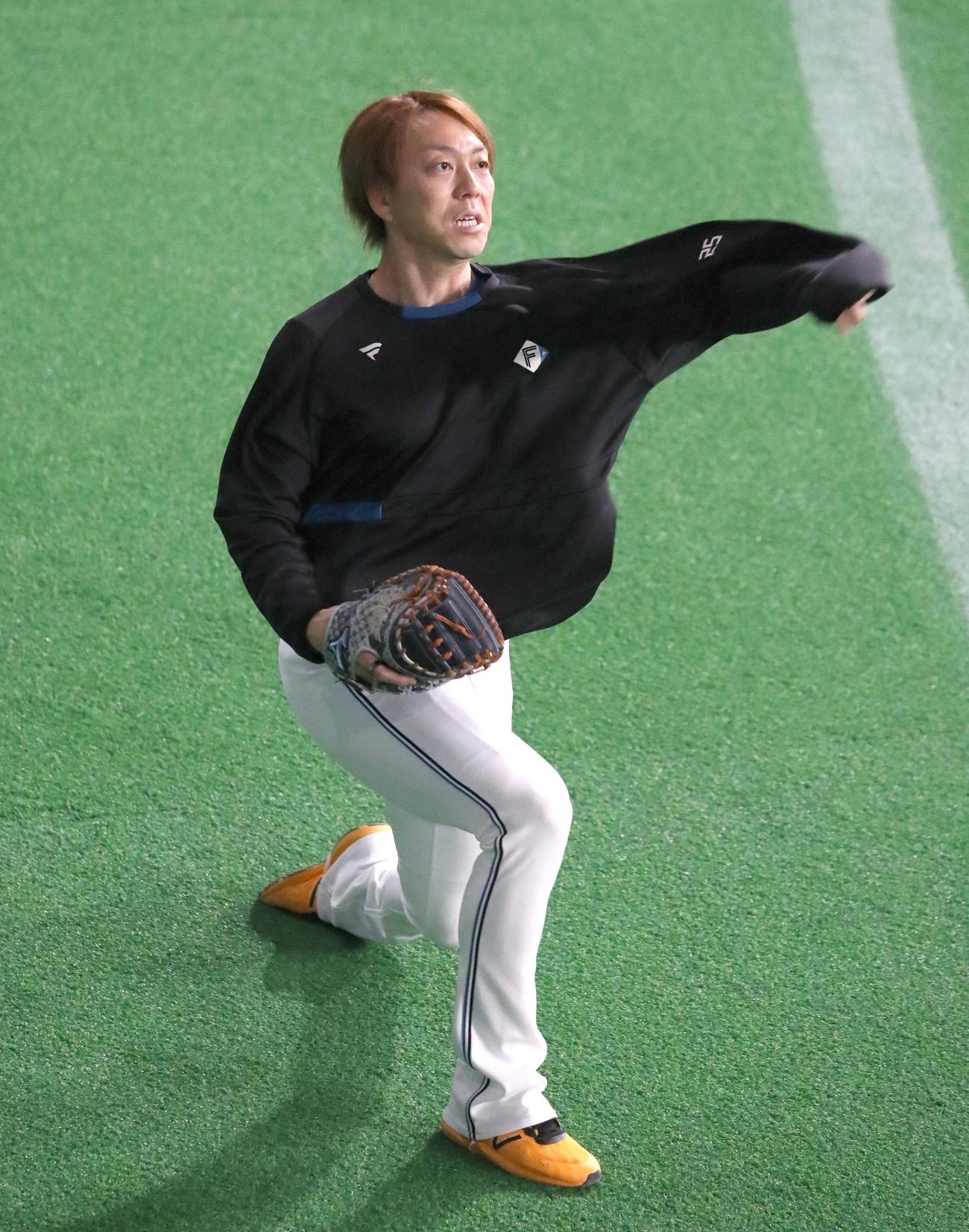 キャッチボールする日本ハム宮西（撮影・黒川智章）