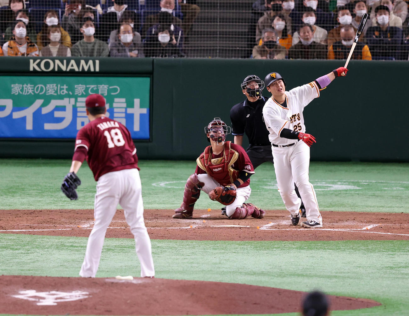 巨人対楽天　4回裏巨人1死、岡本和は左越えソロ本塁打を放つ。投手田中将（撮影・浅見桂子）