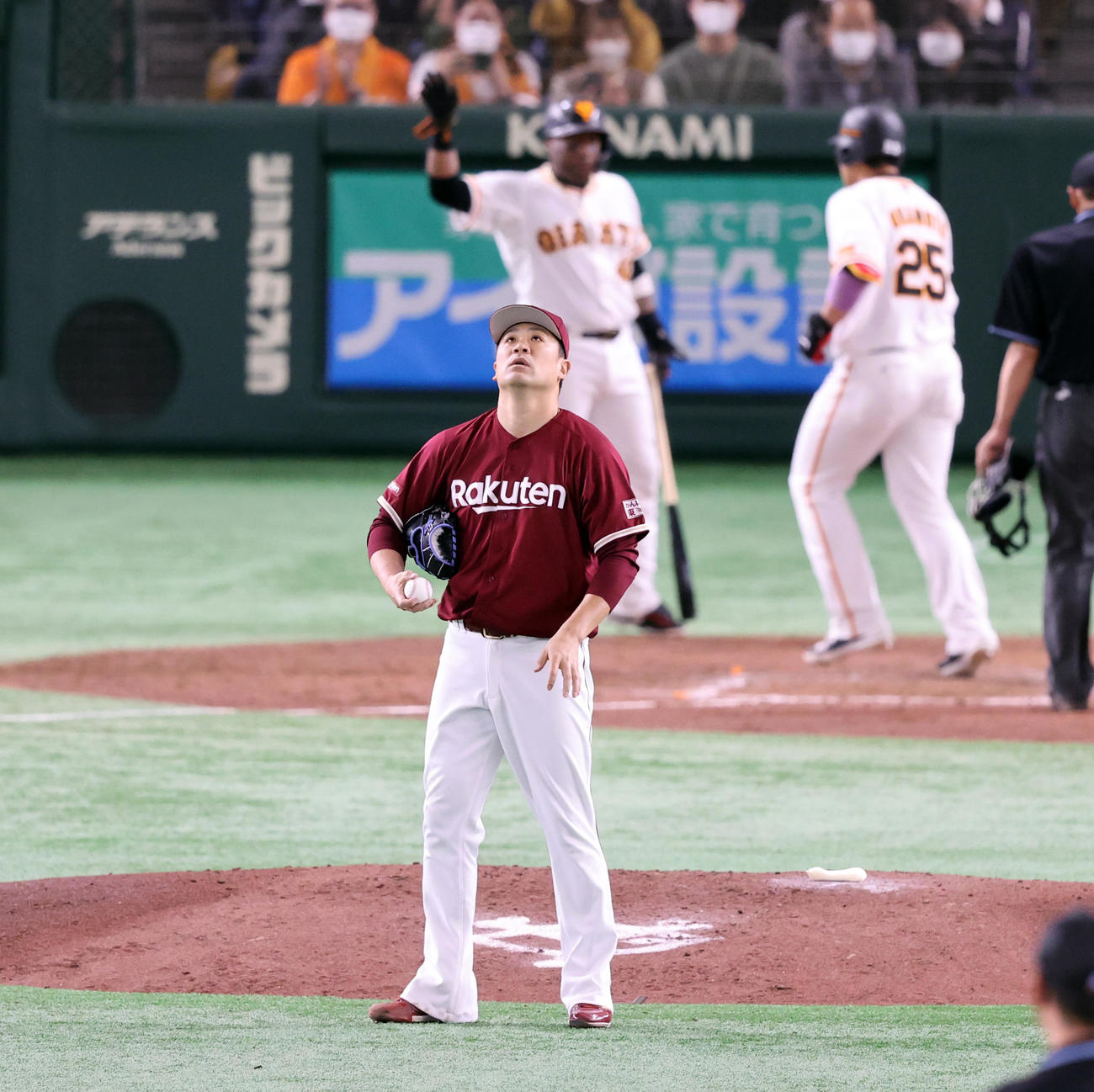 巨人対楽天　4回裏巨人1死、岡本和（後方右）に左越えソロ本塁打を許し、悔しそうに天を仰ぐ田中将（撮影・浅見桂子）