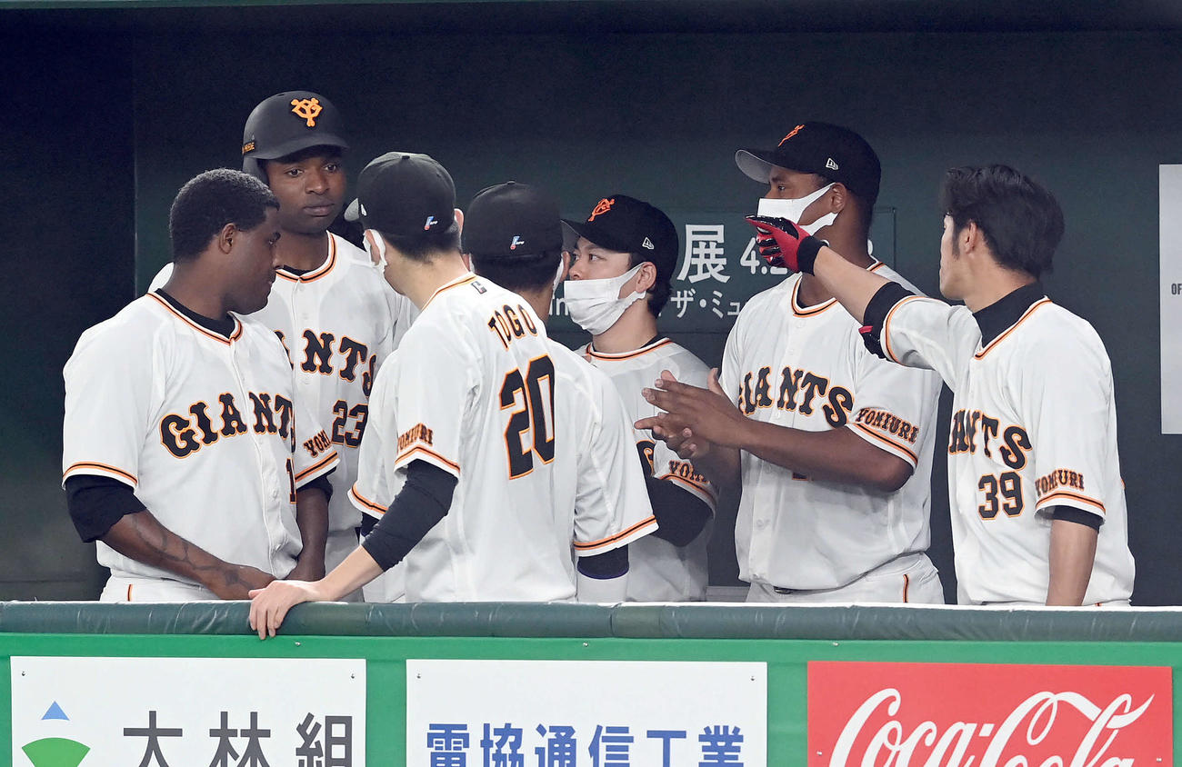 巨人対楽天　8回裏巨人1死三塁、初打点を挙げたポランコ（後方左端）（撮影・たえ見朱実）
