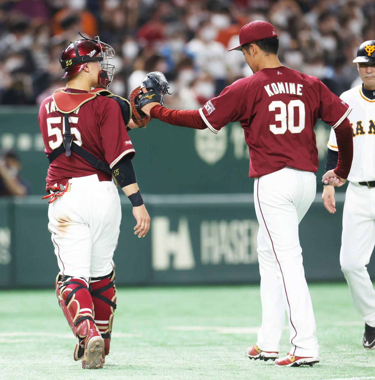 巨人対楽天　7回裏を抑え、グラブタッチを交わす安田（左）と小峯（撮影・河田真司）