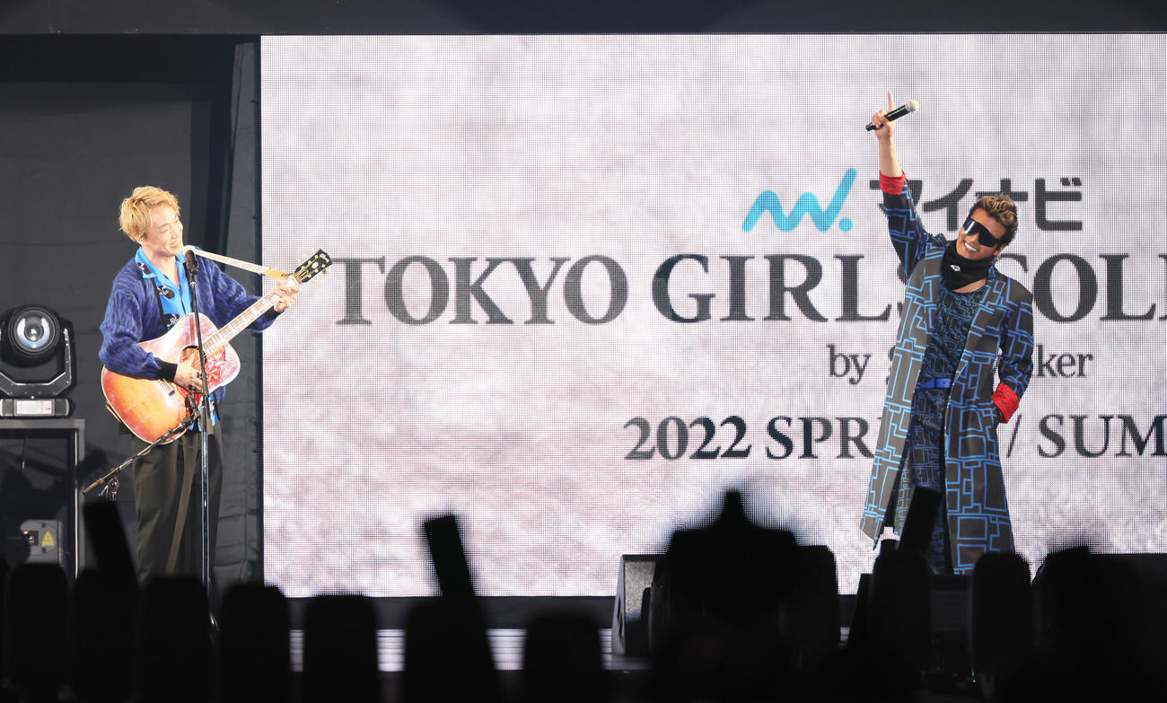 オープニングに登場した日本ハム新庄監督（右）はお見送り芸人しんいちの歌に笑顔（撮影・足立雅史）