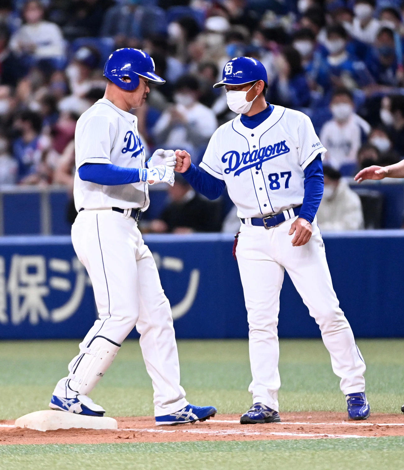 中日対ロッテ　6回裏中日無死、福留（左）は中前打を放ち中村豊コーチとグータッチ（撮影・前岡正明）