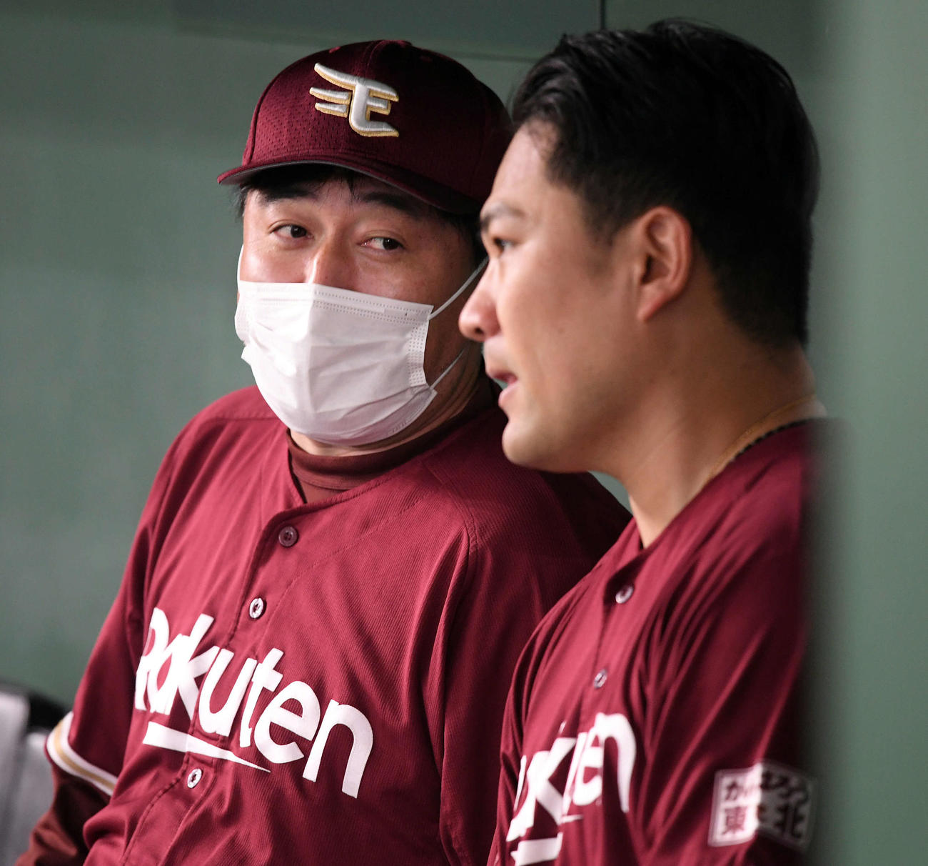 巨人対楽天　6回終了し、先発の田中将に声をかける石井GM兼監督（撮影・たえ見朱実）