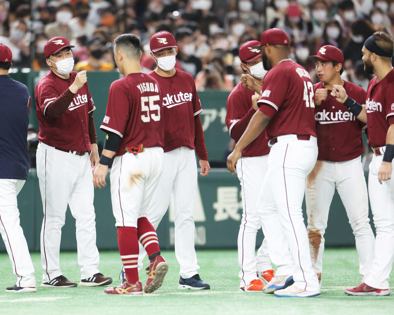 巨人対楽天　巨人に勝利し、ナインを迎える石井監督（左）（撮影・河田真司）