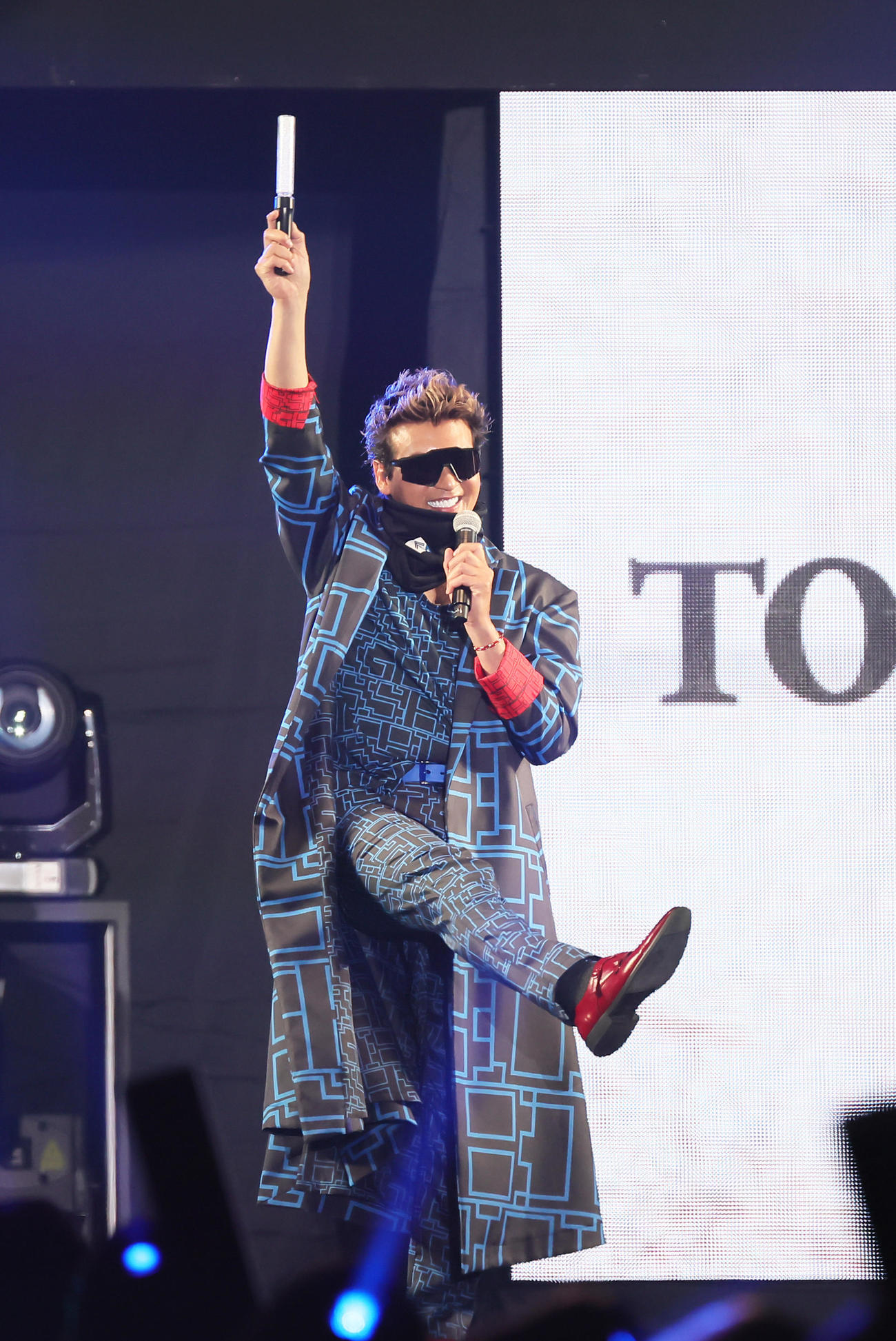 オープニングに登場し会場を盛り上げる日本ハム新庄監督（撮影・足立雅史）