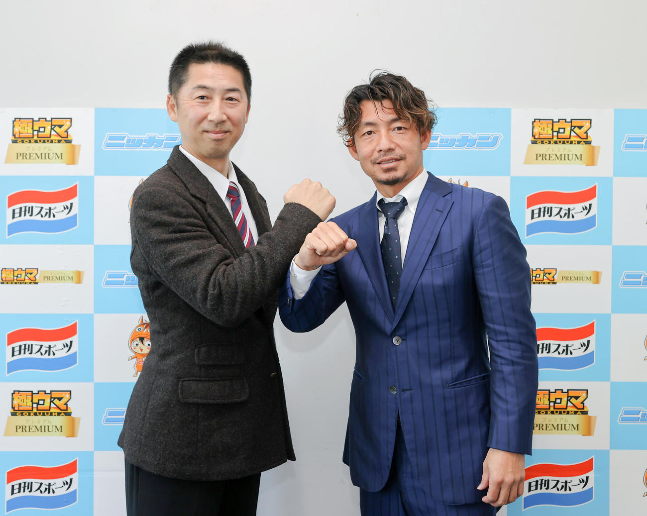 対談を終えタッチを交わす今岡氏（左）と鳥谷氏（撮影・上山淳一）