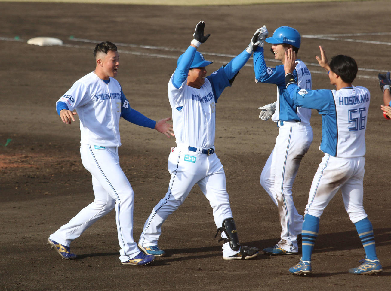 日本ハム対DeNA 9回裏日本ハム1死二、三塁、中越えに逆転サヨナラ2点適時二塁打を放った日本ハム樋口（撮影・木下大輔）