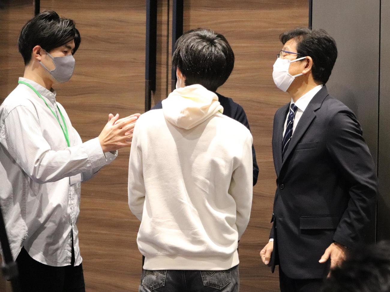 休憩時間に参加した学生たちと言葉を交わす侍ジャパン栗山監督（右）