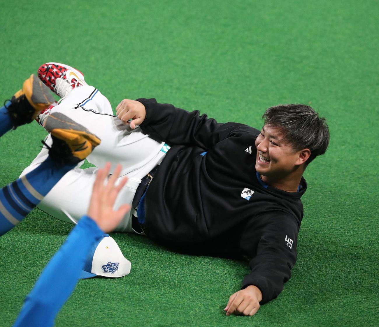 練習前、リラックスした表情の日本ハム佐藤（撮影・黒川智章）