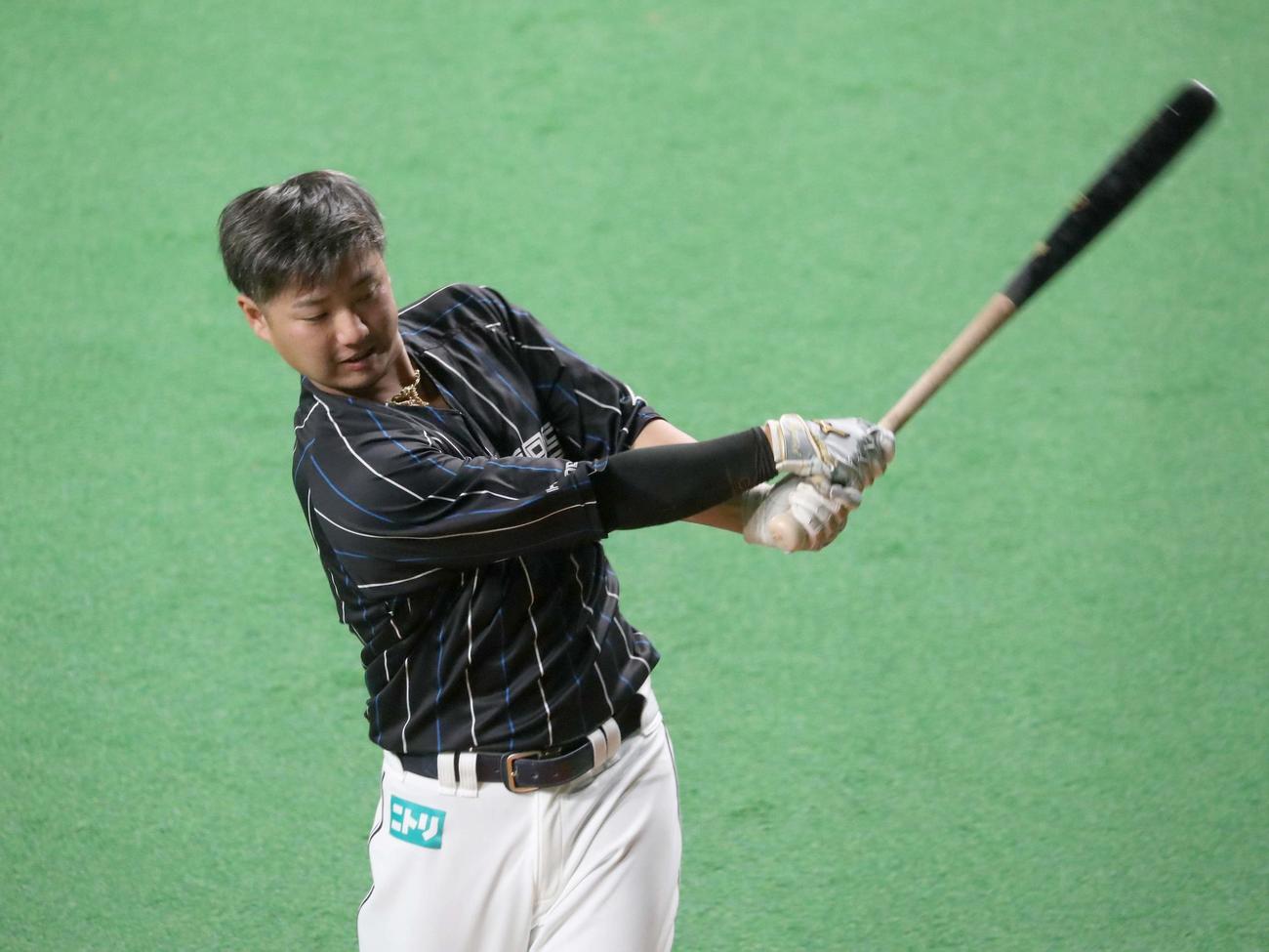 ティー打撃する日本ハム佐藤（撮影・黒川智章）