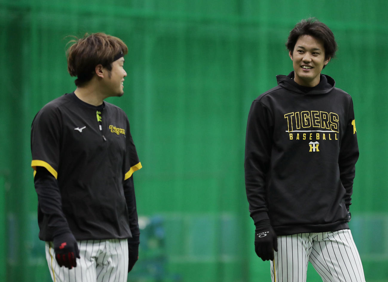 阪神西勇（左）と談笑する藤浪（撮影・前田充）