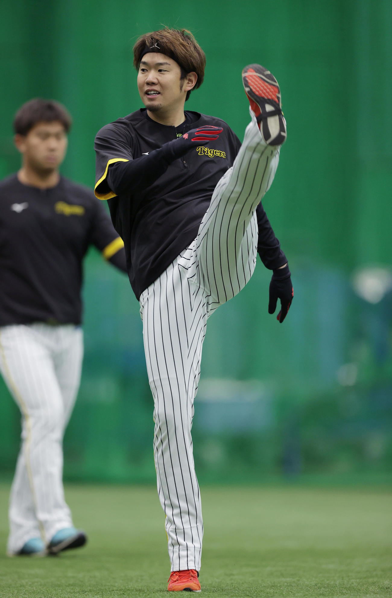 ウオーミングアップする阪神西勇（撮影・前田充）