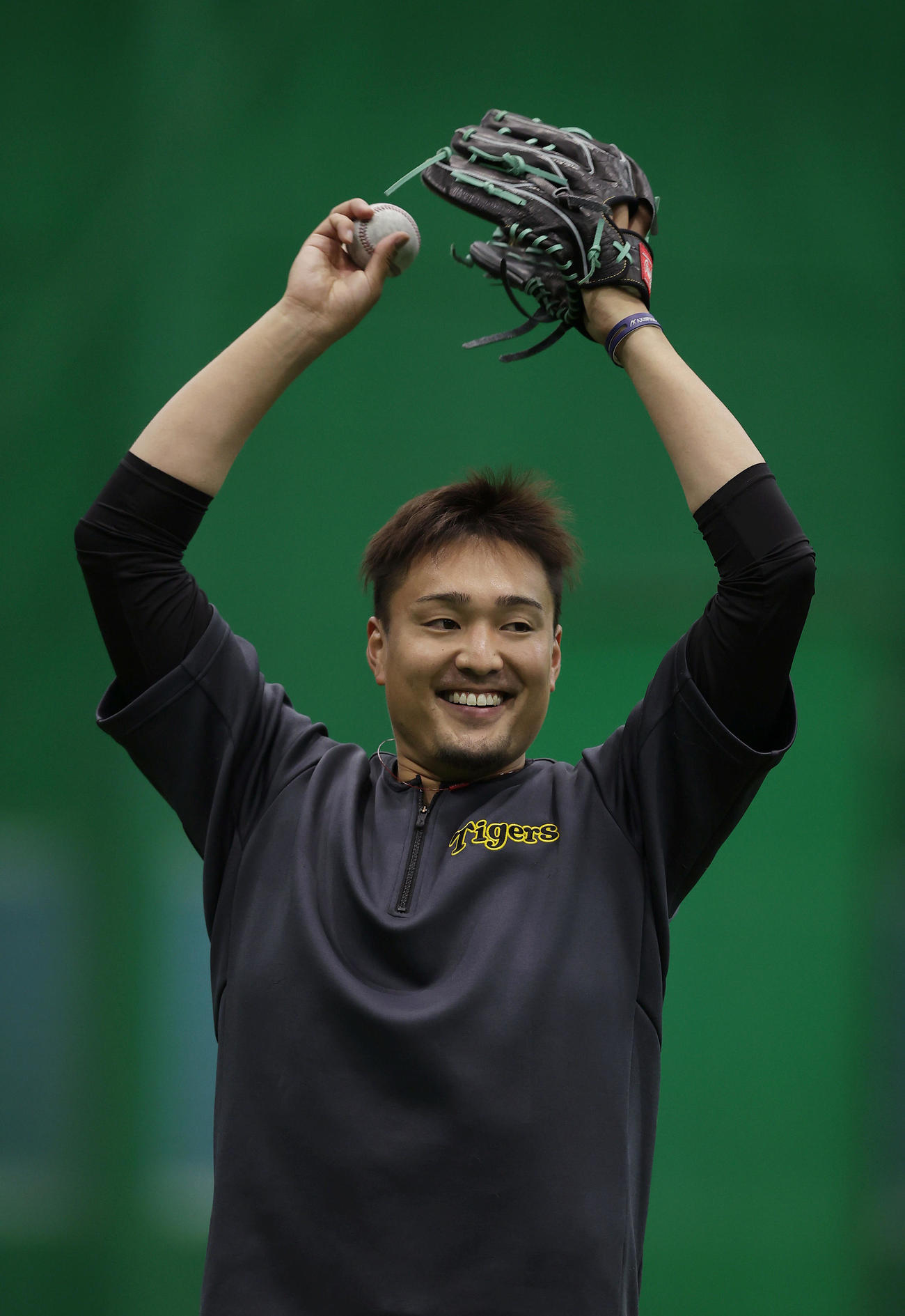 笑顔を見せながらキャッチボールする阪神秋山（撮影・前田充）