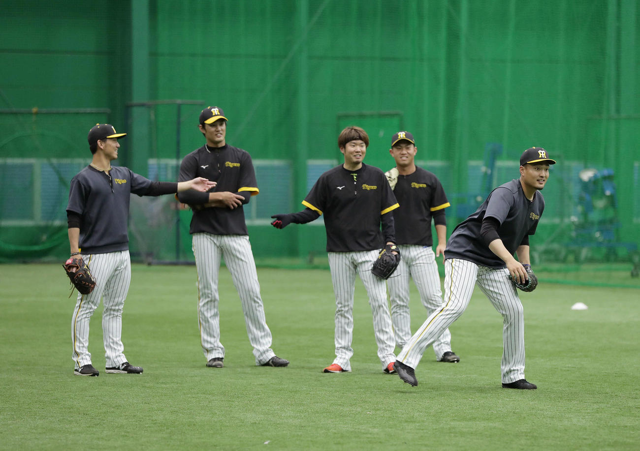 投手指名練習に臨む、左から阪神伊藤将、藤浪、西勇、桐敷、秋山（撮影・前田充）