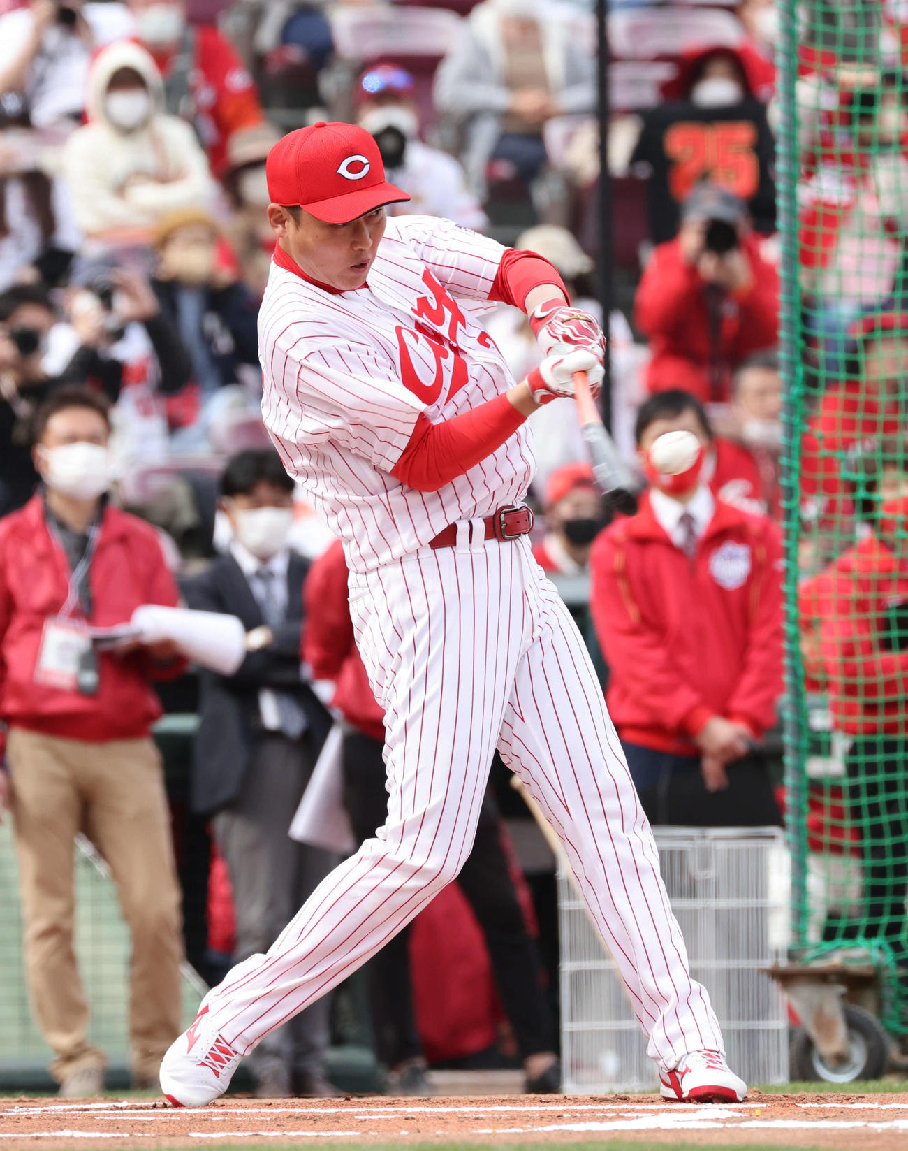 カープレジェンドゲーム　本塁打競争する新井貴浩氏（撮影・加藤孝規）