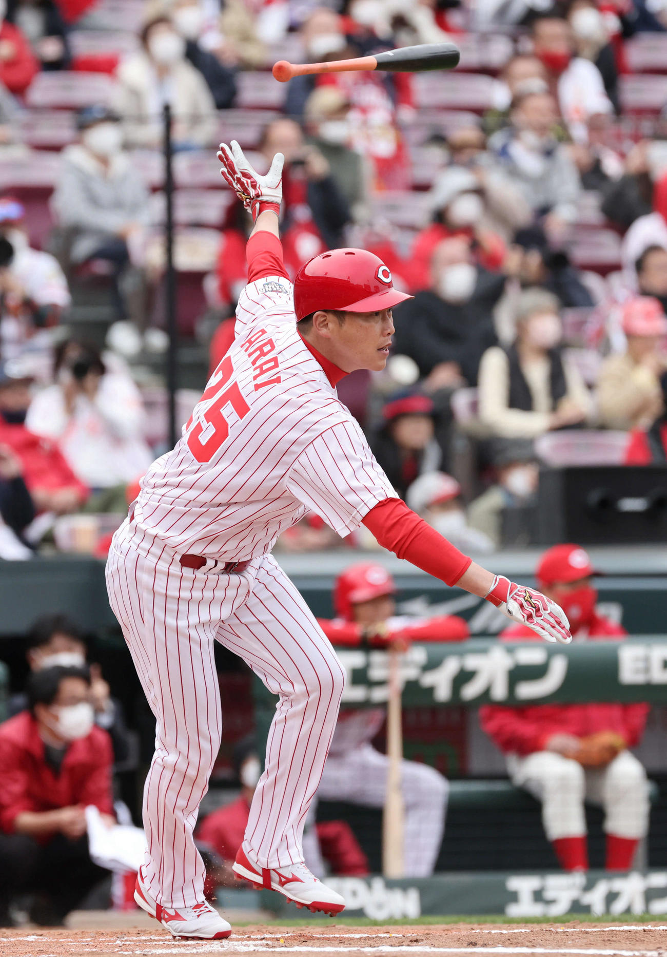 カープレジェンドゲーム　レジェンド対決で新井貴浩氏は中飛。黒田博樹氏に負けた（撮影・加藤孝規）
