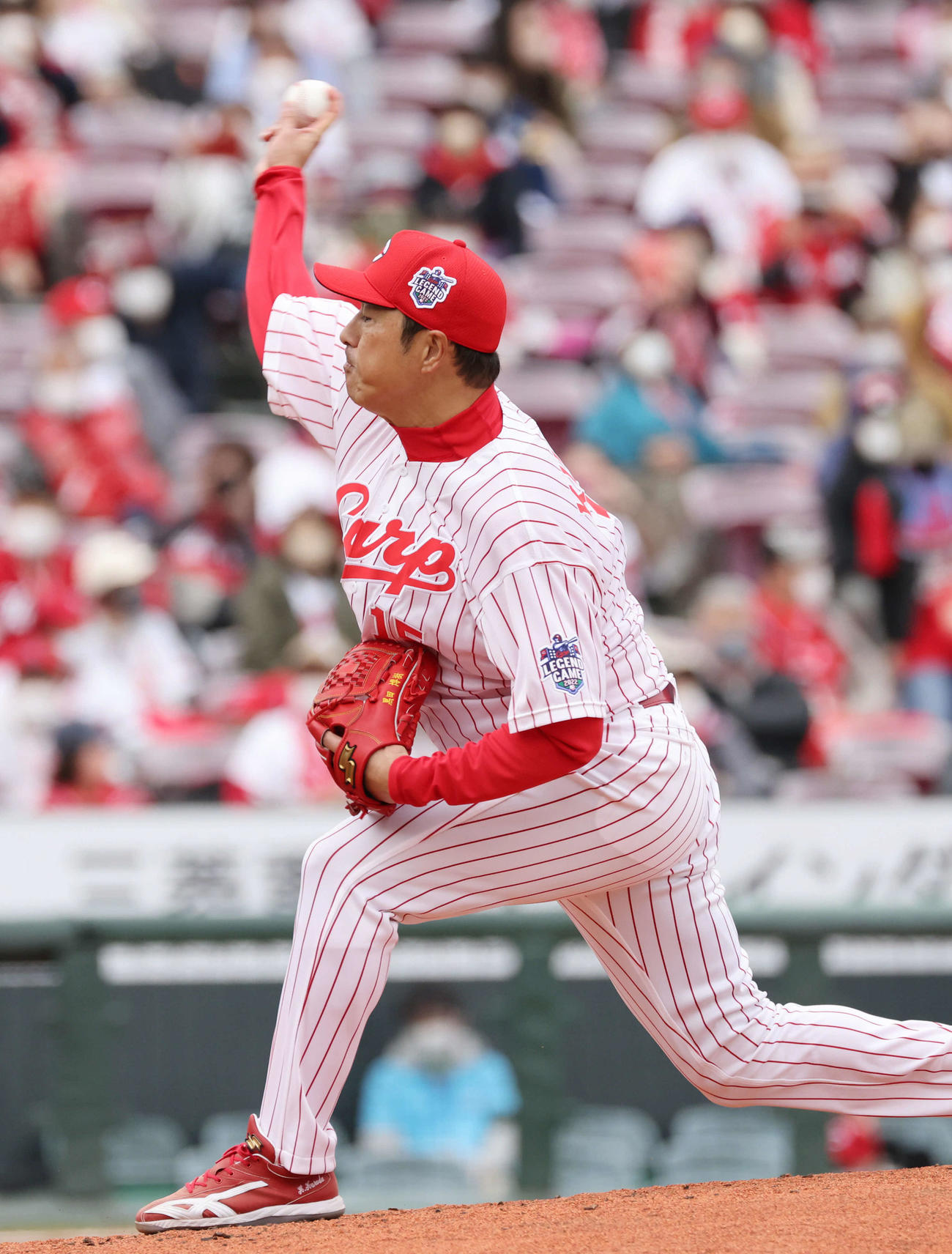 カープレジェンドゲーム　レジェンド対決で新井貴浩氏を中飛に打ち取った黒田博樹氏（撮影・加藤孝規）