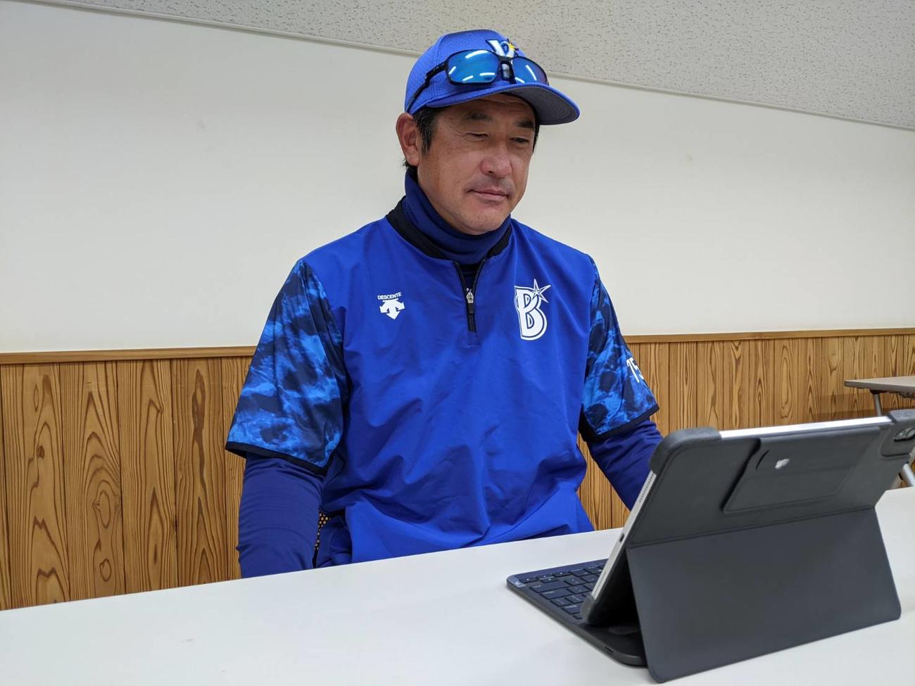 オンラインでコーチ対談に参加するDeNA石井野手総合コーチ（球団提供）