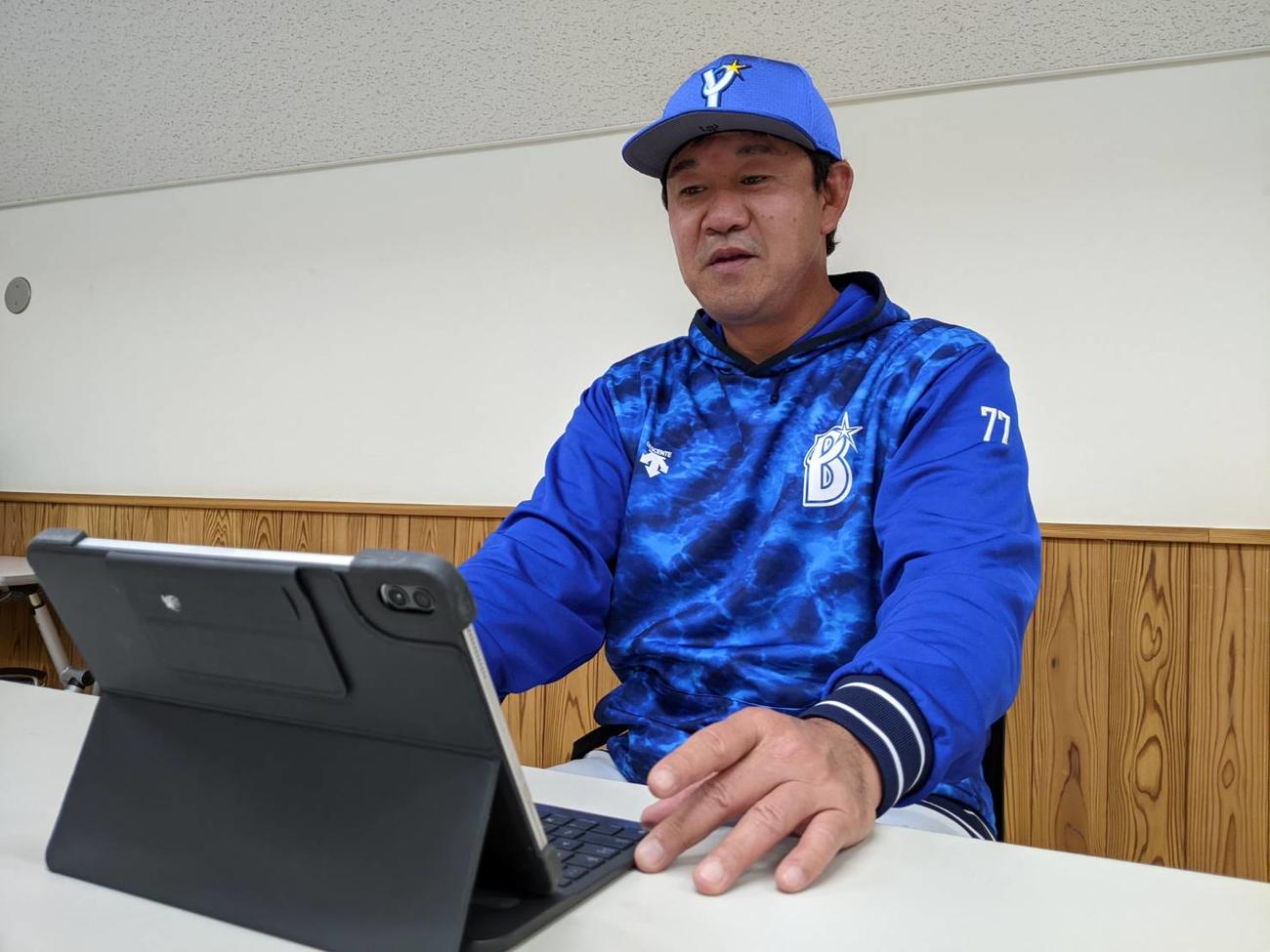 オンラインでコーチ対談に参加するDeNA鈴木打撃コーチ（球団提供）