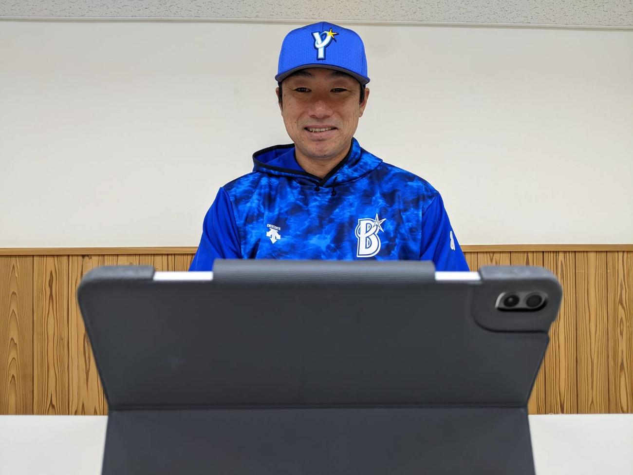 オンラインでコーチ対談に参加するDeNA相川バッテリーコーチ（球団提供）