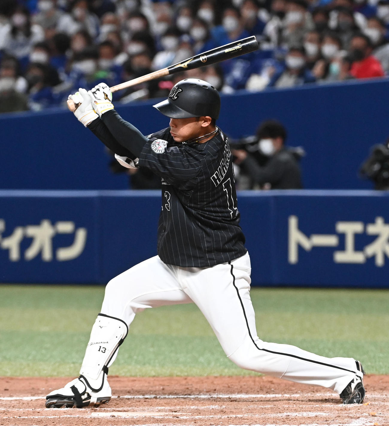 中日対ロッテ　8回表2死満塁、平沢は中前適時打を放つ（撮影・前岡正明）