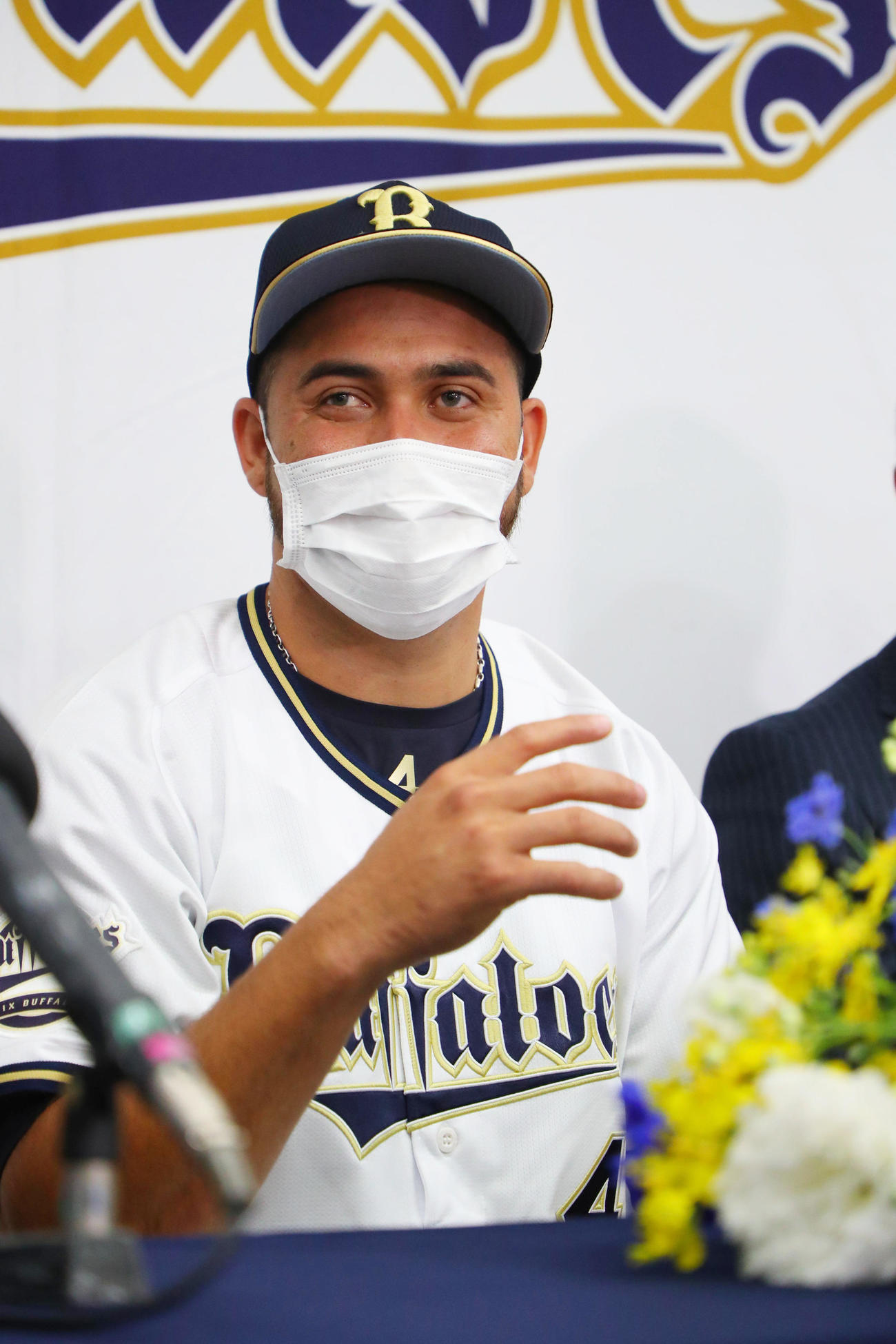 オリックス入団会見に臨むバレラ（撮影・宮崎幸一）